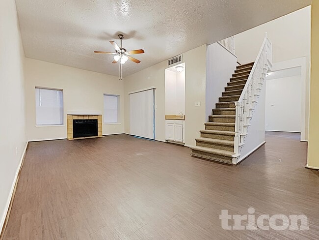 Building Photo - 1934 Creston Dr