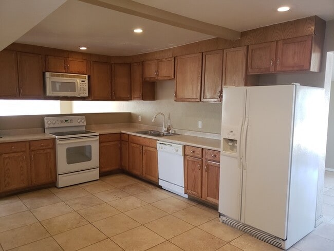 Building Photo - 841 E Cinnabar Ave