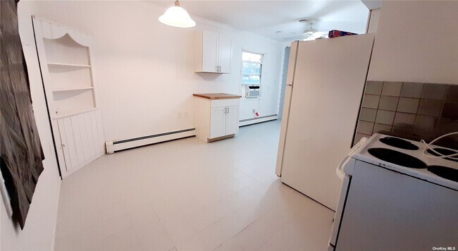 Building Photo - 518 Gardiners Ave
