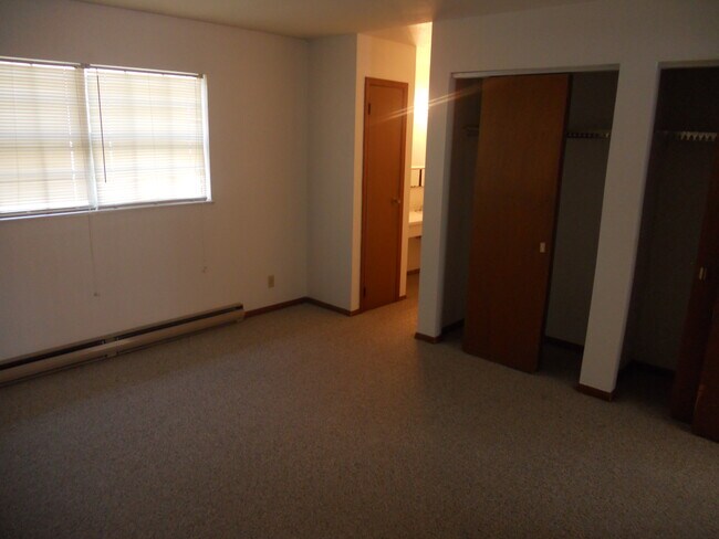 Building Photo - 404 S Poplar St