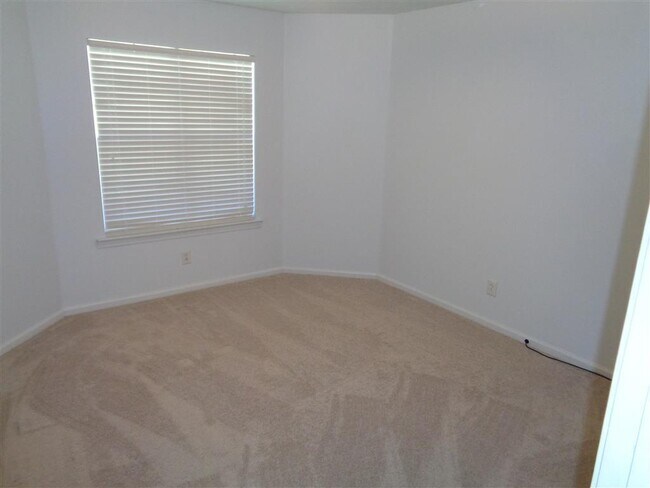 Building Photo - Wow, 2000+ sqft, 3 beds, 2 bath, huge gara...