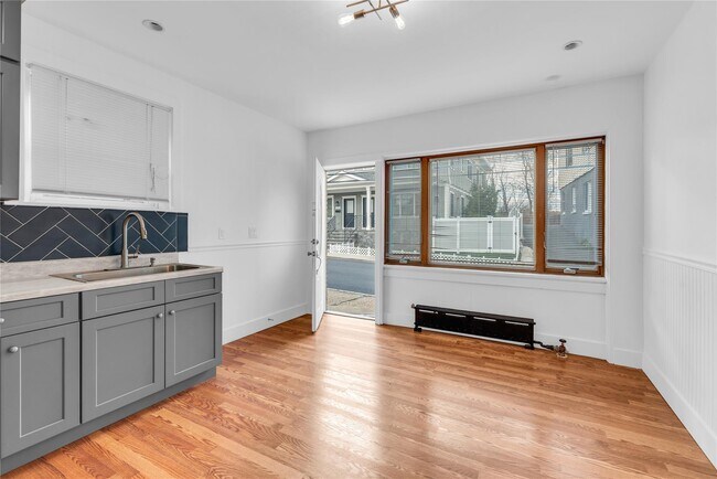 Building Photo - 127 Maple Ave