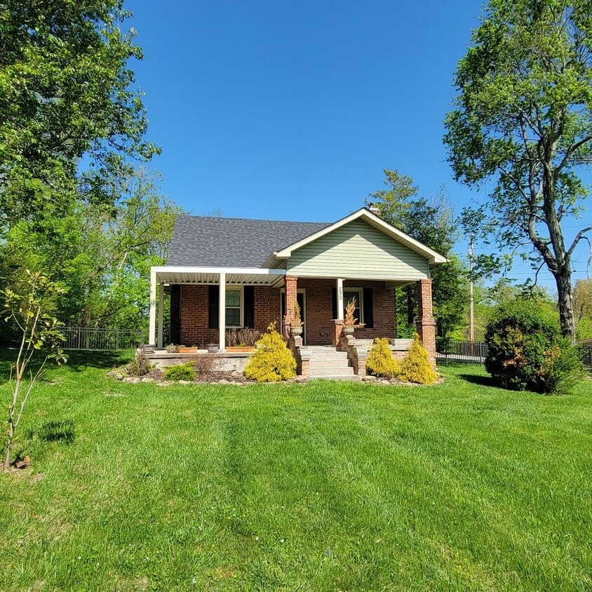 Primary Photo - 4/2 Bungalow in Algood City Limits