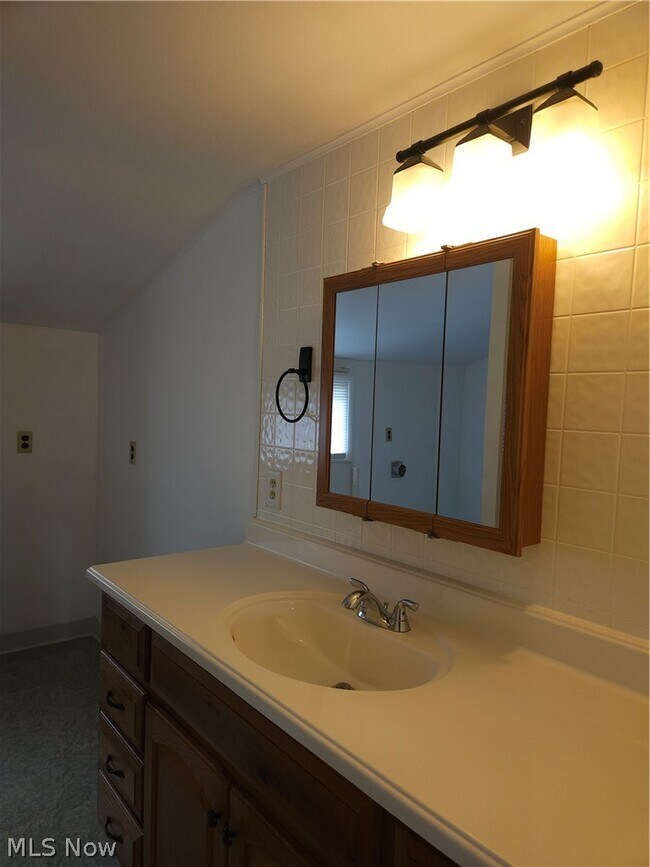 Foto del edificio - 4660 Darrow Rd