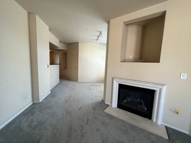 Foto del edificio - 2 bed 2 bath condo with laundry, A/C and fireplace! Heart of Banker's Hill!