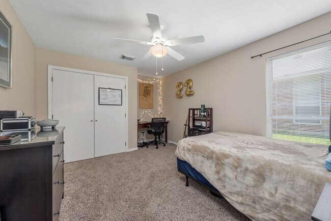 Foto del edificio - AUGUST 2026 PRE-LEASE!! COME TOUR THIS AMAZING 4 bed, 4 bath Home!!