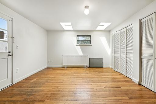 Building Photo - Walk to Cheeseman from this Large 1 Bed 1 ...