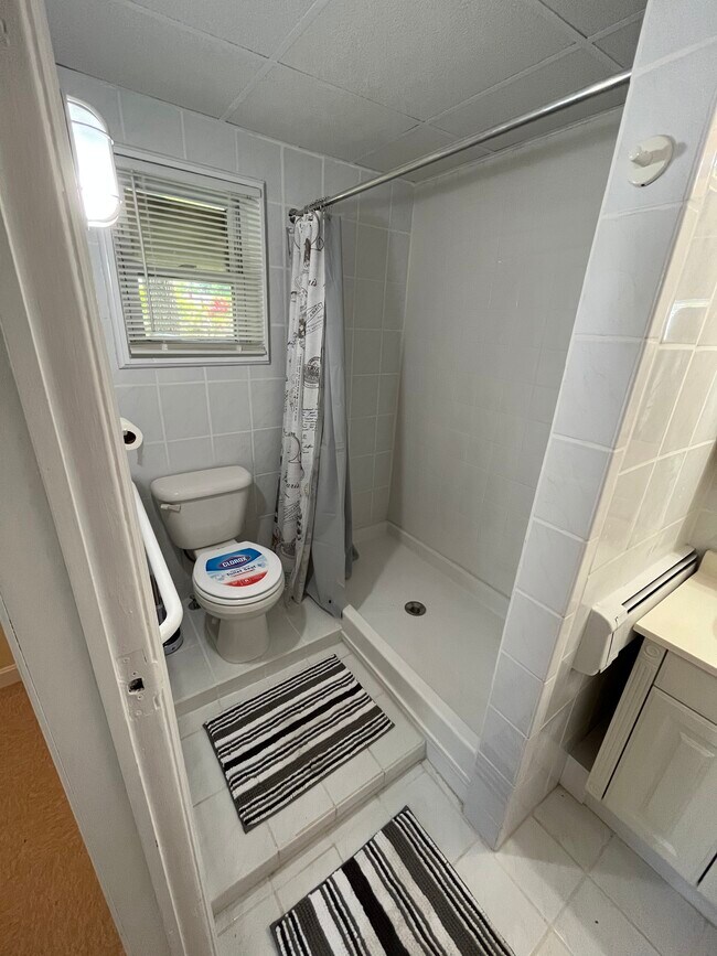 Bath/5’ shower - 1121 Udall Rd