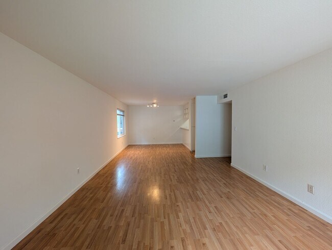 Foto del edificio - 3 bed / 2 bah Condo. Hardwood floor, forced heat, lots of HOA amenities