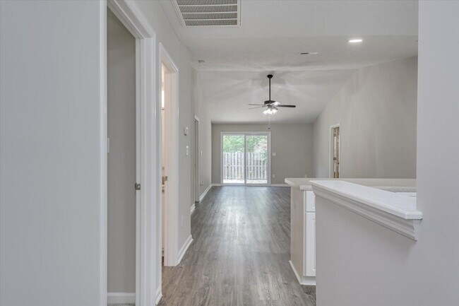 Foto del edificio - 1239 Longpoint Dr