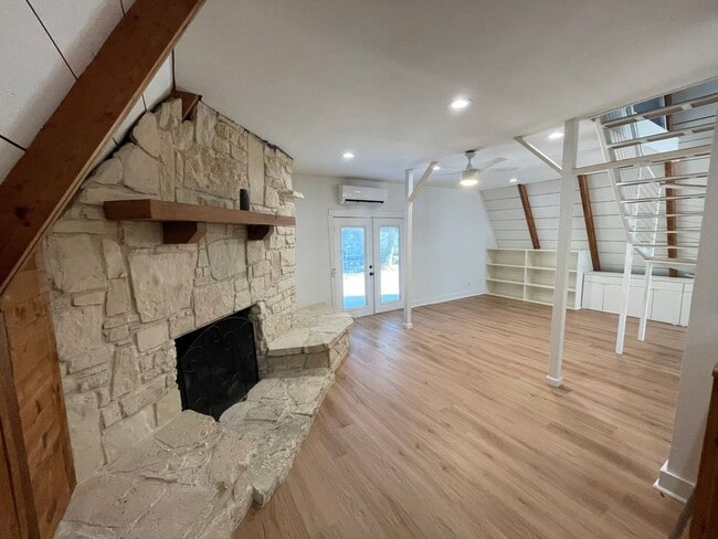 Building Photo - NEW ON MARKET