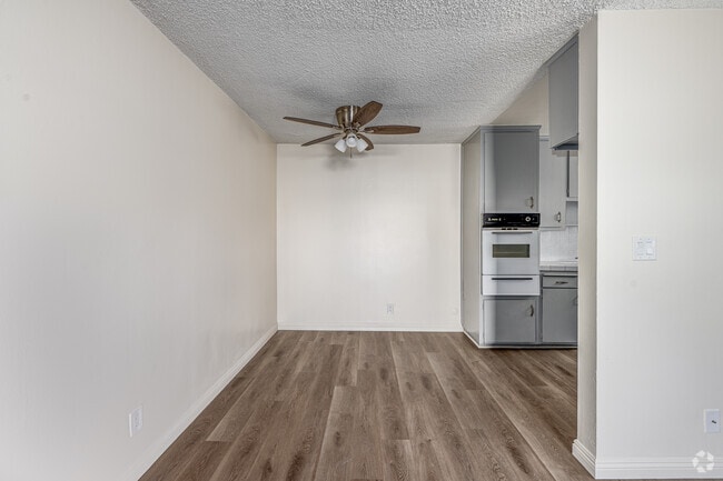 2 habitaciones, 2 baños - 842 pies cuadrados - Comedor - 217 W Tujunga Ave