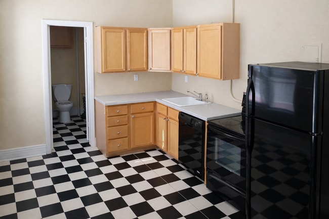 Building Photo - Rare Highlands Location w/ Parking Spot & Laundry On-Site! 32nd & Lowell