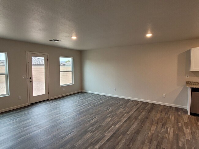 Foto del edificio - Beautiful 3/2 bath home located in Chaparral Terrace gated community.