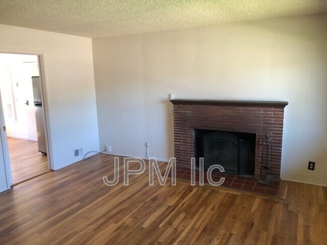 Building Photo - 360 W Plumb Ln
