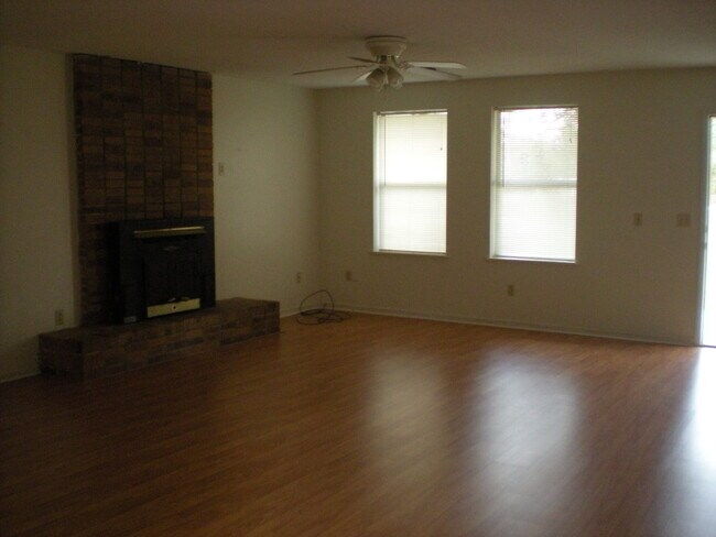Building Photo - 3 Bedroom Brick Home for Rent