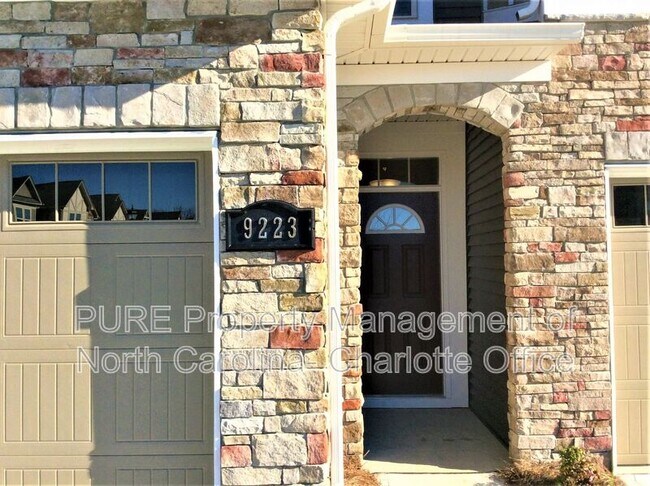 Foto del edificio - 9223 Glenburn Ln