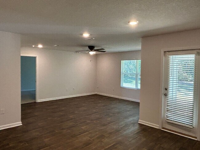 Building Photo - Beautiful 4BR/2BA home with Community Pool...