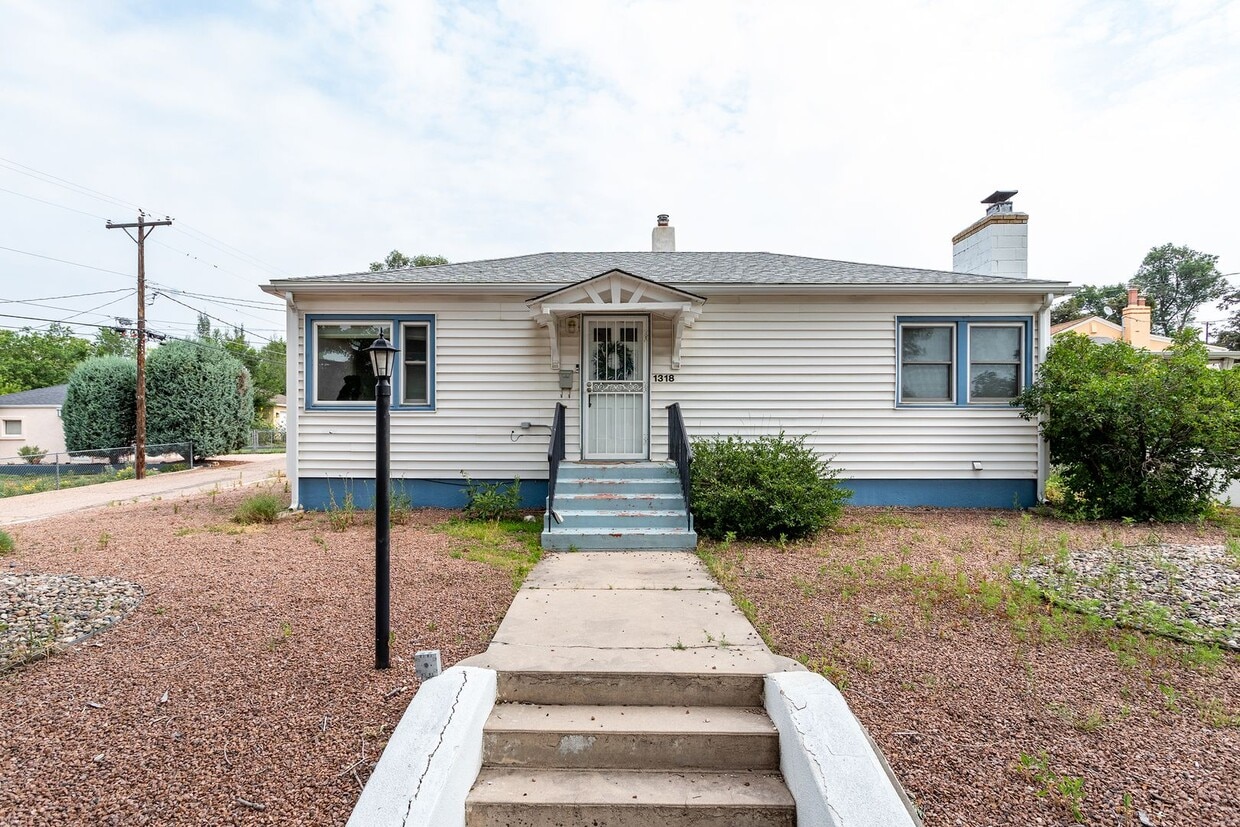 Primary Photo - Lovely Downtown Property!