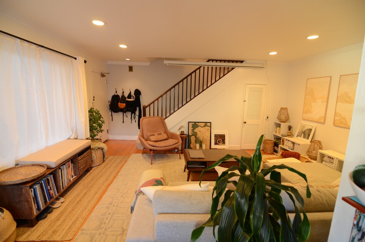 Primary Photo - 108 Clipper St