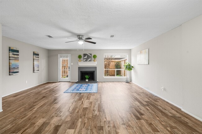 Foto del edificio - 15355 Falmouth Ave