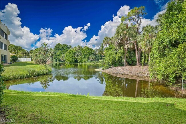 Building Photo - 975 Palm View Dr