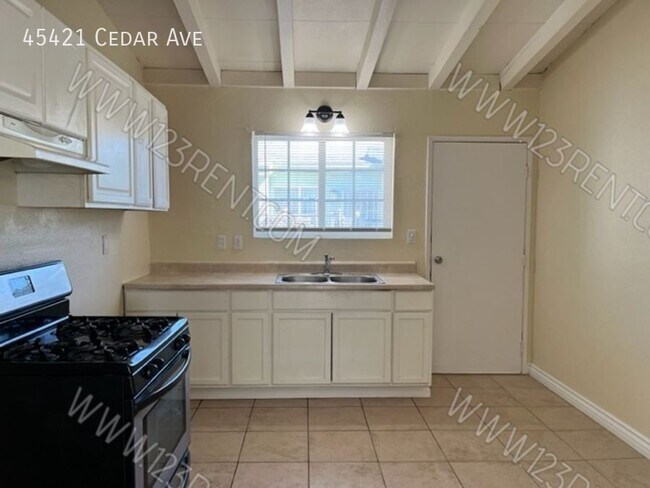 Foto del edificio - 45421 Cedar Ave
