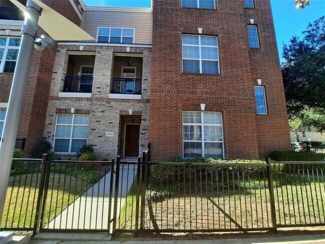 Foto del edificio - 15835 Spectrum Dr