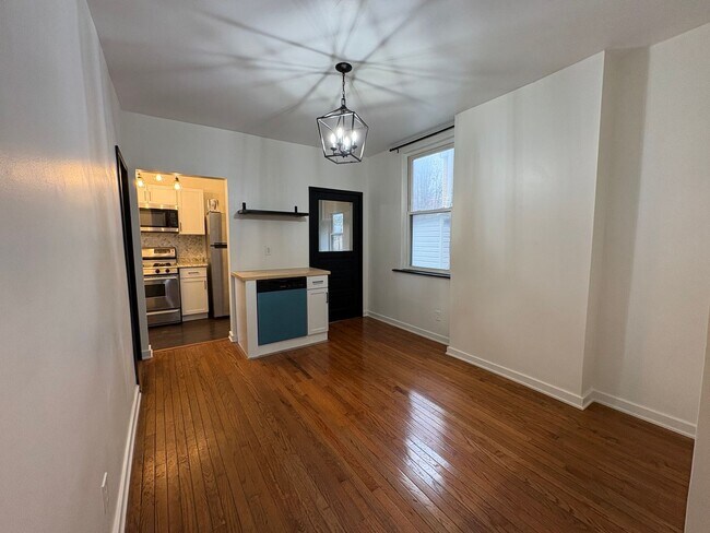 Foto del edificio - 3 Unit Apartment Building in the Heart of the Bellevue area of Pittsburgh