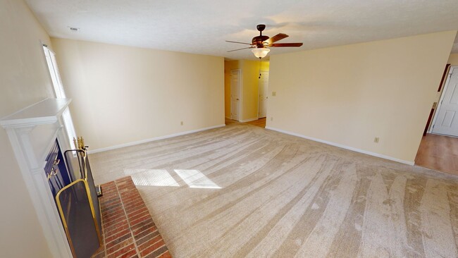 Building Photo - $350 OFF First Month's Rent! 3 Bedroom Upd...