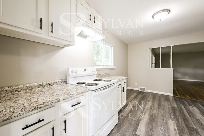 Foto del edificio - Fall in love with this 3 BR, 1 BA home