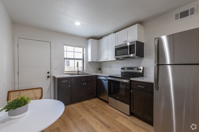1BR, 1BA - 563SF - Kitchen - Nuvo Luna
