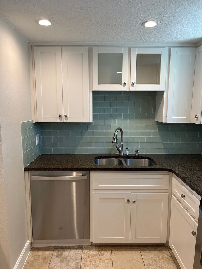 Building Photo - Remodeled Beachside condo