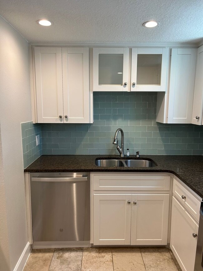 Building Photo - Summer Special $500 Off 1st Month's Rent at Remodeled Beachside Townhome
