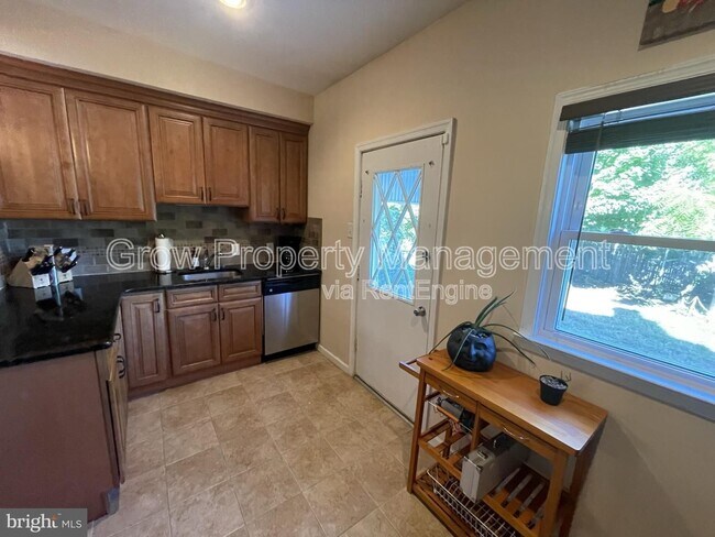 Foto del edificio - 4651 Sheldon St