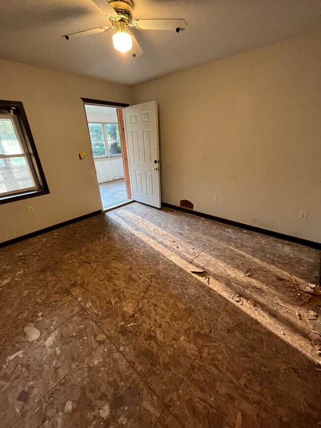 Building Photo - 323 S Clarence Pl