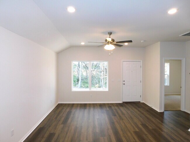Building Photo - 3-Bedroom Home with 2 Full Baths in Prime Fayetteville Location