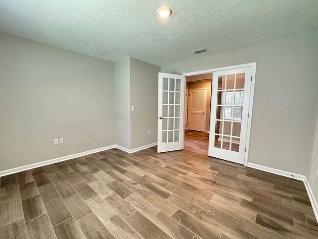 Building Photo - Beautiful 3/2 + Office, Close to Everything!