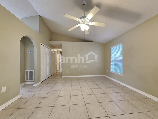 Foto del edificio - 13826 Gentle Woods Ave