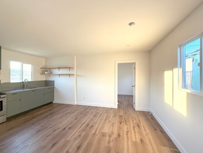 Building Photo - 3321 1/2 Alice St