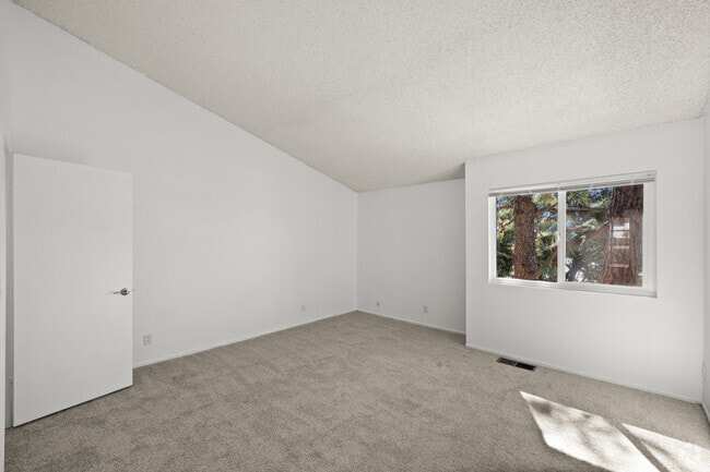 1BR, 1BA - 865SF - Bedroom - Ashwood Gardens