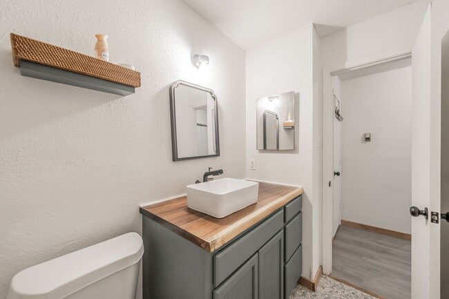 Building Photo - Super cute and recently remodeled duplex -...