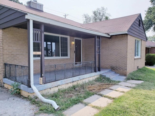 Building Photo - 1430 N Old Manor Rd