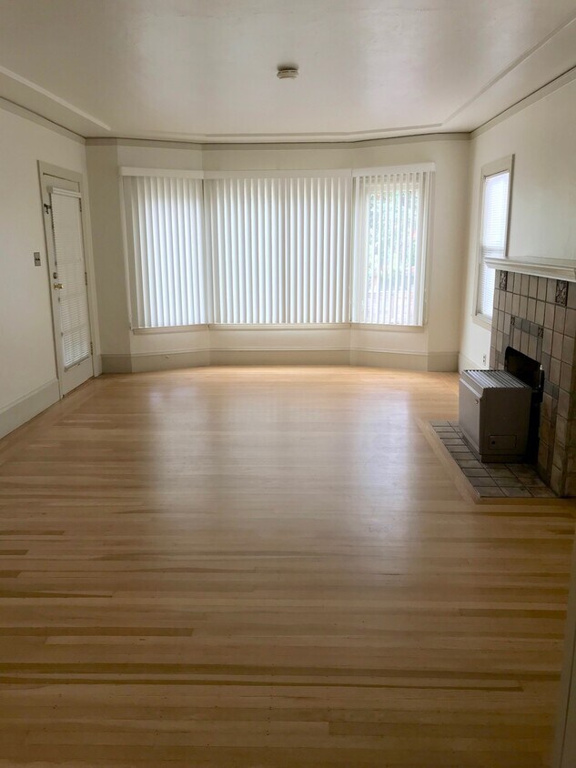 large living room - 4310 Shafter Ave