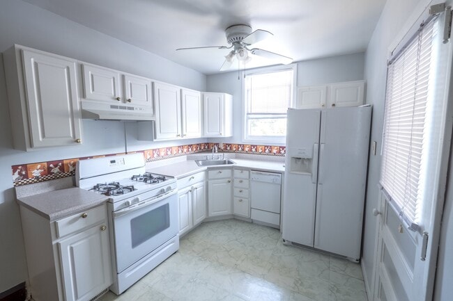 Just beautiful white newer Kit. - 1130 Illinois Ave