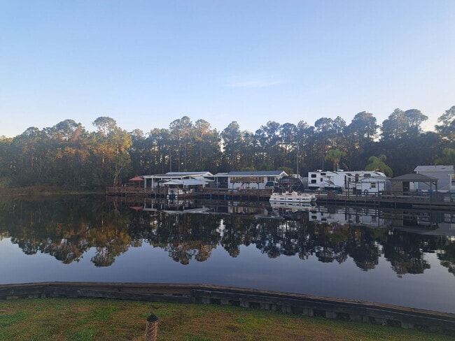 Building Photo - Nicely Redone 1/1 on Center Lake