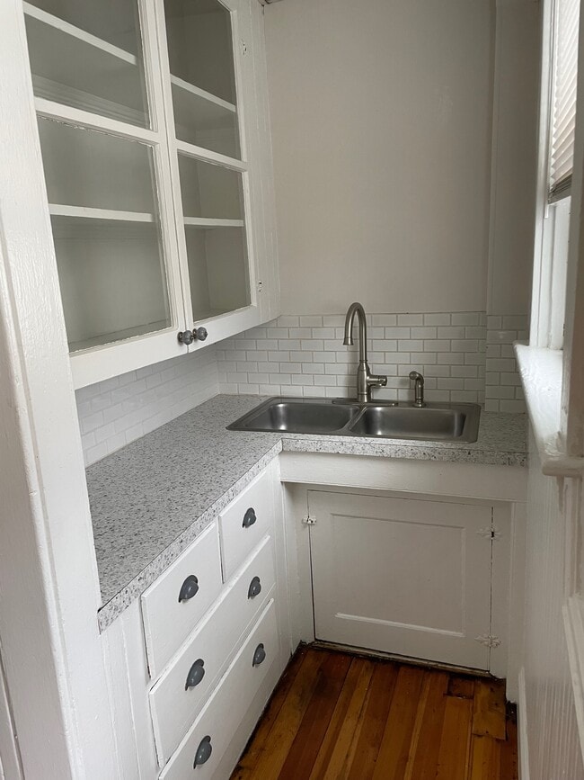 kitchen - 26 Ring St