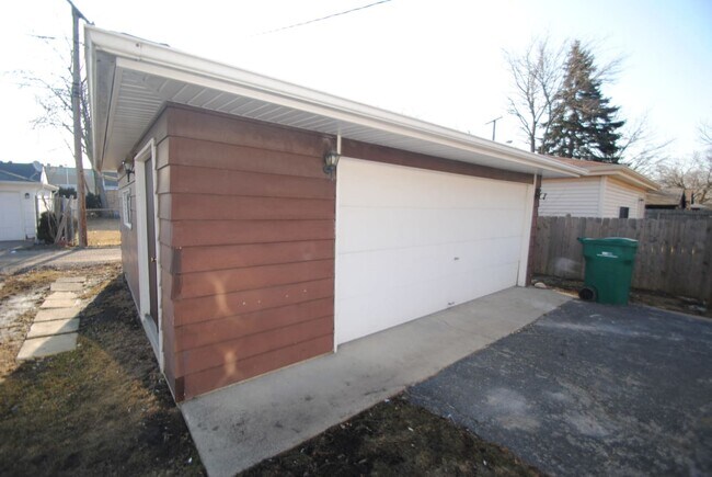 Building Photo - 923 Bristol Ave