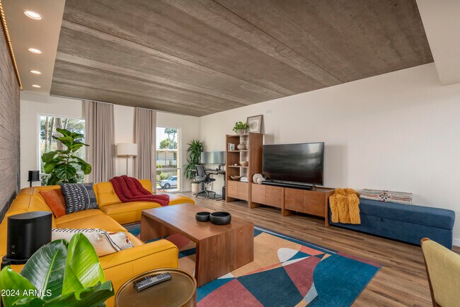 Foto del edificio - 6932 E 3rd St