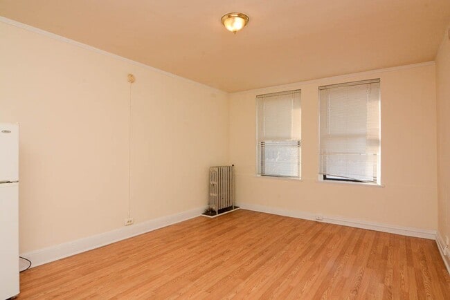 Building Photo - 3335 W Diversey Ave